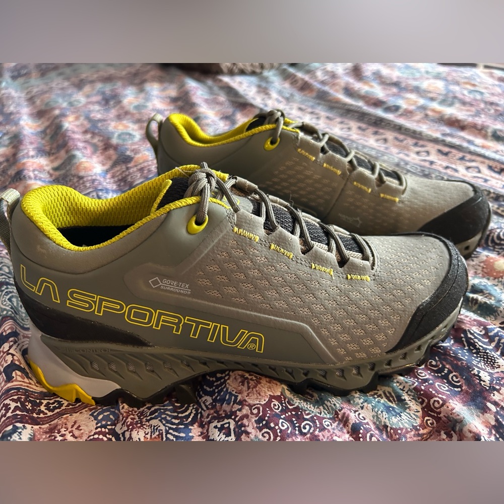 La Sportiva hiking boots in gray (never been worn)